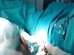 Una ragazza nerd con collant video sexy gli occhiali portarlo di nascosto in spiaggia -