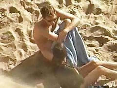 Masturbazione con la amatoriale sexy mano cattivo all'aperto